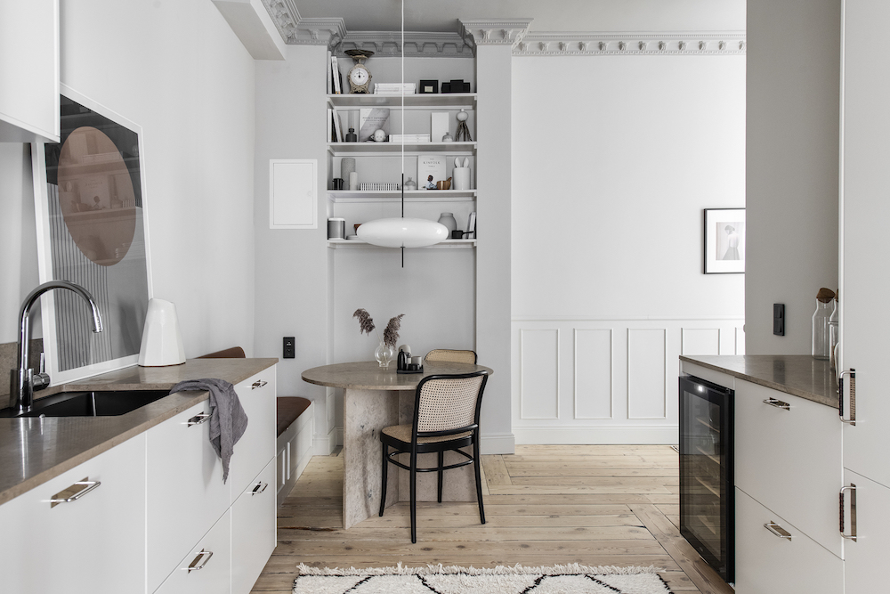 Beige kitchen with turn of the century elements - COCO LAPINE