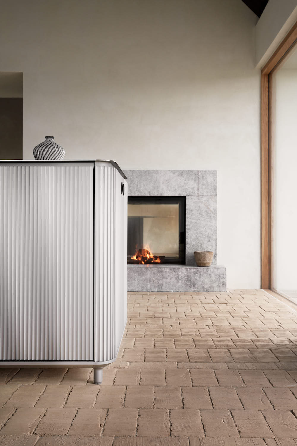 Details of cabinets made of aluminum with rounded corners.